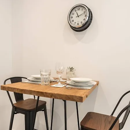 Fantastic 1 Bedroom In Apartment